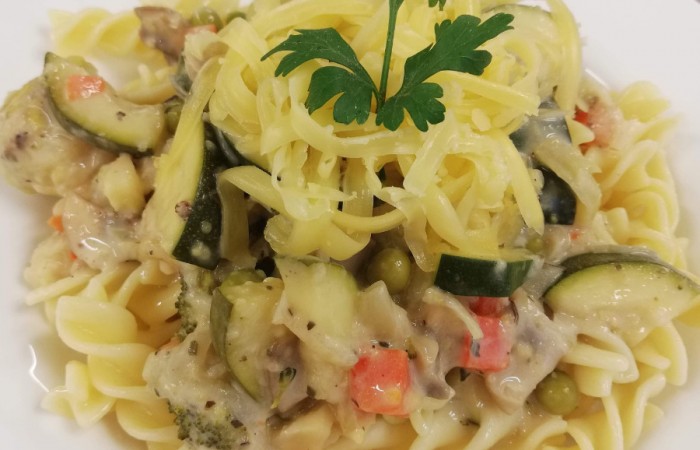 makaron fusilli z sosem z warzywami